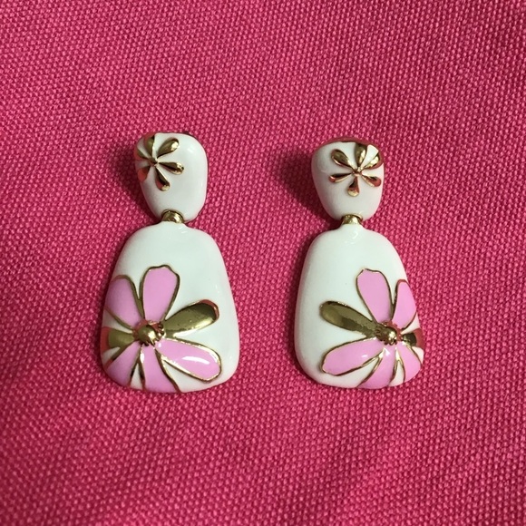 Daisy Enamel Pierced Earrings White Pink Gold Tone Elegant Summer Chic Look NEW - Picture 2 of 9